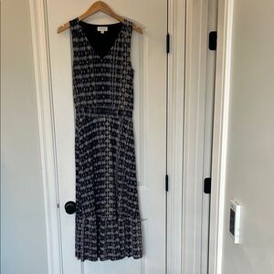 Evereve Black, Navy and Ivory V‑Neck Sleeveless Maxi Dress